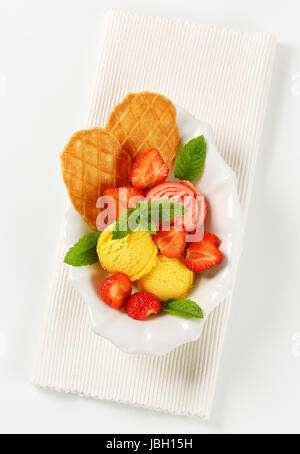 Eis mit frischen Erdbeeren und dünne Waffeln Stockfoto
