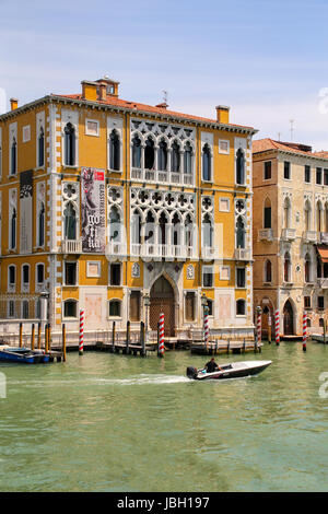 Häuser am Canal Grande in Venedig, Italien. Venedig befindet sich in einer Gruppe von 117 kleine Inseln, die durch Kanäle getrennt und durch Brücken miteinander verbunden sind. Stockfoto