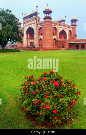 Darwaza-i-Rauza (große Tor) in Chowk-i Jilo Khana Hof, Taj Mahal Komplex, Agra, Indien. Das Tor befindet sich der Haupteingang zum Grab. Stockfoto