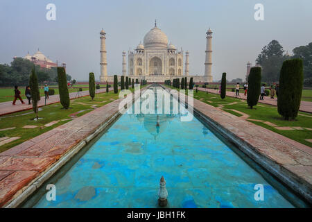 Taj Mahal in frühen Morgenstunden nach Agra, Uttar Pradesh, Indien. Es war im Jahre 1632 von Kaiser Shah Jahan als Denkmal für seine zweite Frau Mumtaz Mahal errichten. Stockfoto