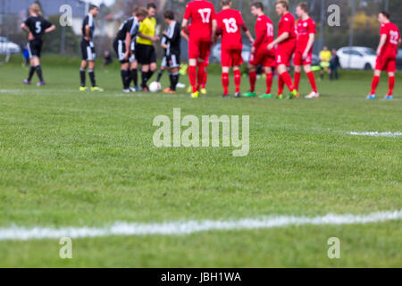 Eine Fußballmannschaft, die Vorbereitung für einen Freistoß während Fußballspiel. Stockfoto