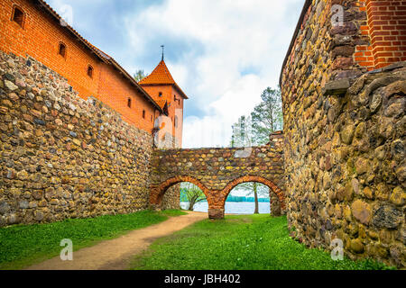 Blick vom im Inneren Burg auf Steinmauern, Bögen und roten Ziegeln Turm. Trakai, Litauen Stockfoto