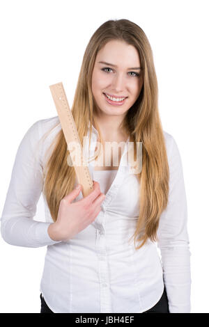 Freigestelltes Foto Einer Jungen Lächelnden Frau, sterben Ein Lineal hält Stockfoto