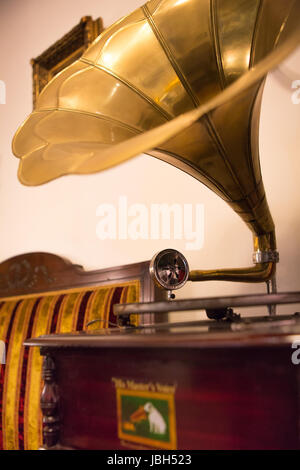 Alte Messing golden Grammophon, seine Meister-Stimme Stockfoto