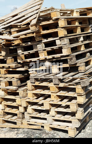 Stapel von leeren Holzpaletten in Lager Hof im freien Stockfoto