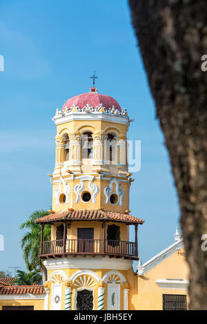 Gelber Turm von Santa Barbara-Kirche in Mompox, Kolumbien Stockfoto