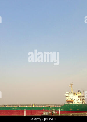 Boot im Hafen von Shanghai auf April 2013, Shanghai wurde der weltweit größte Containerhafen, Umgang mit mehr als 30 Millionen TEU - ein historischer Rekord. Stockfoto