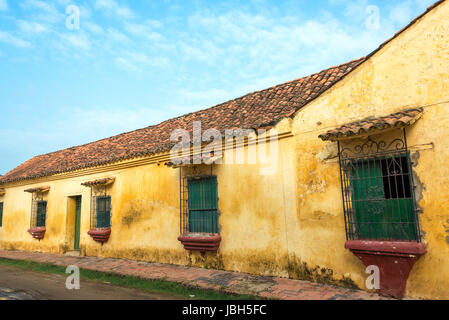 Gelbe Gebäude im Kolonialstil mit grünen Fenstern in Mompox, Kolumbien Stockfoto