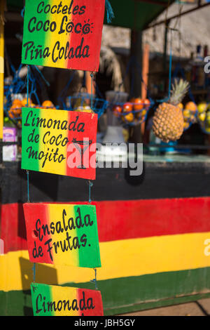 Rastafarben Cocktails laden auf der Straße von Taganga, Kolumbien 2014. Stockfoto