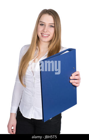 Freigestelltes Foto Einer Jungen Lächelnden Frau, sterben Einen Blauen Aktenorder Übergibt. On ist Scharf, Ordner ist Unscharf. Stockfoto