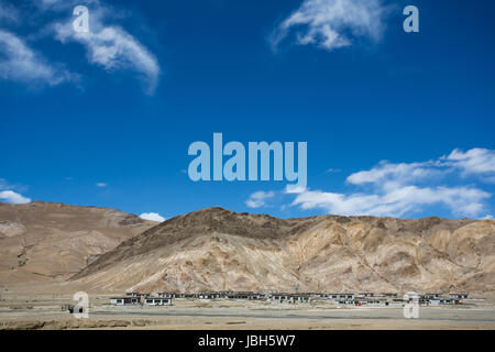 Typischen kleinen tibetischen Dorf am Friendship Highway in die Provinz Tibet in China. 2013. Stockfoto