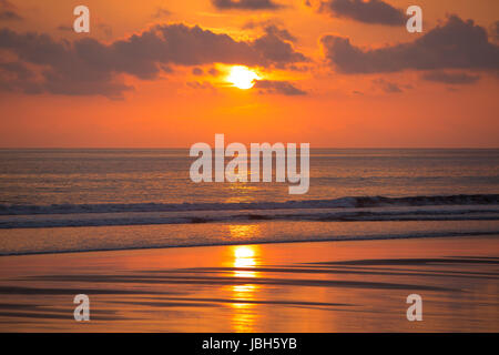 Blick auf den Sonnenuntergang am Strand von Matapalo, Costa Rica. Matapalo liegt in der südlichen Pazifikküste. Die Hauptattraktionen sind Surfen und Öko-Tourismus, Costa Rica 2013. Stockfoto