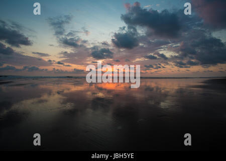 Blick auf den Sonnenuntergang am Strand von Matapalo, Costa Rica. Matapalo liegt in der südlichen Pazifikküste. Die Hauptattraktionen sind Surfen und Öko-Tourismus, Costa Rica 2013. Stockfoto