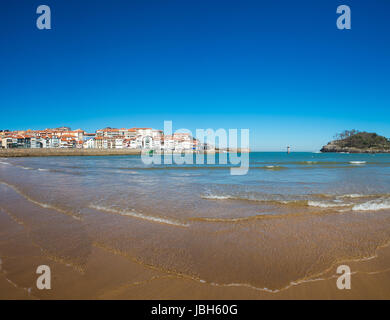 Blick auf den Strand von Lekeitio mit klaren, blauen Himmel, Vizcaya, Baskenland, Spanien Stockfoto