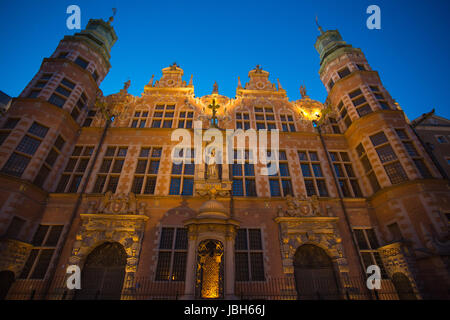 Nachtfotos von der historischen Stadt Danzig in Polen mit alter Architektur, Kunst und kulturelles Erbe. Stockfoto