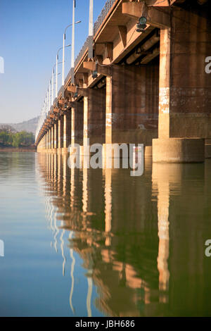 Pont des Märtyrer-Brücke in Bamako - auf dem Fluss Niger mit einem wunderschönen Sonnenuntergang und Passanten Stockfoto
