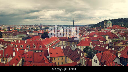 Panoramische Ansicht der typischen Gebäude mit roten Dächern in Altstadt unter bewölktem Himmel in Prag, Tschechische Republik (getönten). Stockfoto