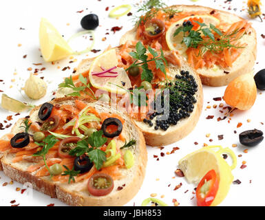 Appetitliche Sandwiches mit Räucherlachs und Gemüse Stockfoto