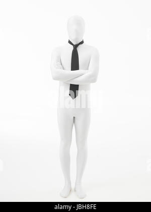 Unbekannte Person, gekleidet in schwarze Krawatte und weißen Anzug mit den Händen auf seiner Brust, isoliert auf weißem Hintergrund Stockfoto