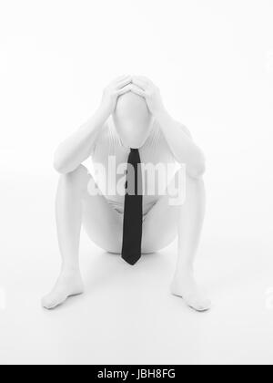 Unbekannte Person gekleidet in schwarze Krawatte und weißen Anzug mit den Händen auf dem Kopf sitzen verärgert auf weißem Hintergrund Stockfoto