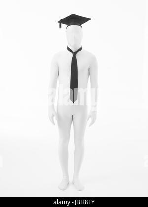 Unbekannte Person, gekleidet in schwarze Krawatte und weißen Anzug mit Diplom Hut Stockfoto