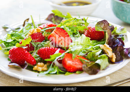 Erdbeere mit Walnuss und Rucola-Salat mit Balsamico-dressing Stockfoto