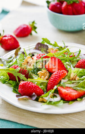 Erdbeere mit Walnuss und Rucola-Salat mit Balsamico-dressing Stockfoto