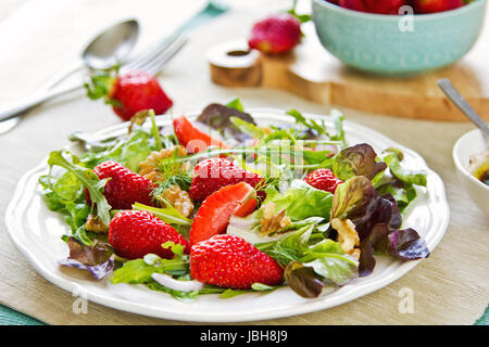 Erdbeere mit Walnuss und Rucola-Salat mit Balsamico-dressing Stockfoto