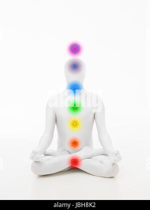 gesichtslose Mann gekleidet in weißen sitzen in Yoga Lotus-Position mit Chakra Farbgrafiken Stockfoto