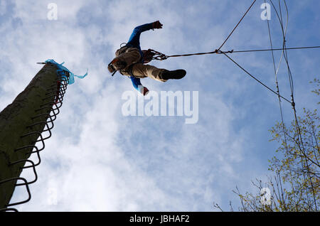 Sprung Vom Pamper Pole - Erlebnispaedagogisches Persoenlichkeitstraining & Mannschaftstraining Im Seilgarten TobelRopes - Martinshaus Kleintobel Stockfoto