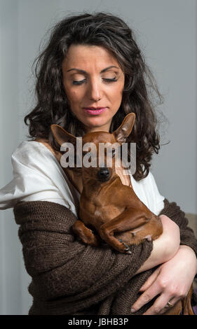 Frau hält ihren Hund Stockfoto