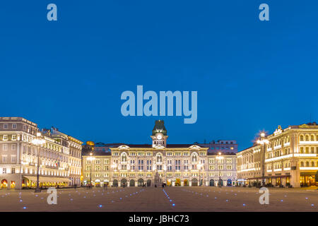 Das Rathaus, der Palazzo del Municipio, ist das dominierende Gebäude auf Triester Haupt Platz Piazza Dell Unita d Italia. Triest, Italien, Europa. Quadratische beleuchtete Stadt erschossen in der Abenddämmerung. Stockfoto