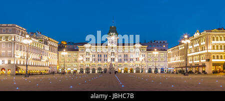 Das Rathaus, der Palazzo del Municipio, ist das dominierende Gebäude auf Triester Haupt Platz Piazza Dell Unita d Italia. Triest, Italien, Europa. Quadratische beleuchtete Stadt erschossen in der Abenddämmerung. Stockfoto