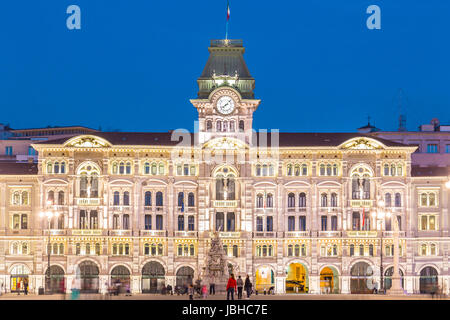 Das Rathaus, der Palazzo del Municipio, ist das dominierende Gebäude auf Triester Haupt Platz Piazza Dell Unita d Italia. Triest, Italien, Europa. Quadratische beleuchtete Stadt erschossen in der Abenddämmerung. Stockfoto