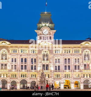 Das Rathaus, der Palazzo del Municipio, ist das dominierende Gebäude auf Triester Haupt Platz Piazza Dell Unita d Italia. Triest, Italien, Europa. Quadratische beleuchtete Stadt erschossen in der Abenddämmerung. Stockfoto