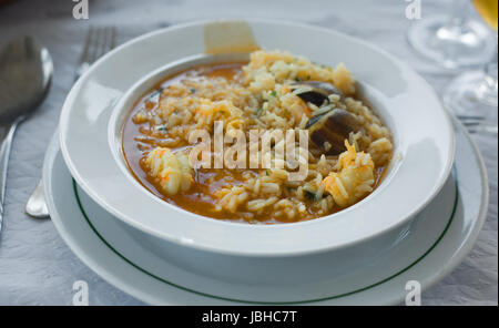 Meeresfrüchte-Reis. Sehr suppenartige. Die echten portugiesischen Stil Stockfoto