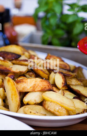 Nahaufnahme der Platte von dick geschnittene Pommes frites Stockfoto