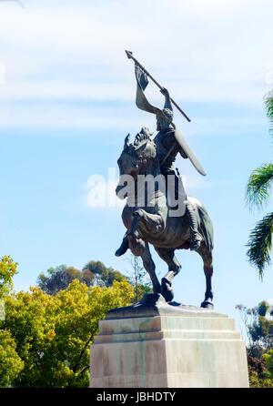 Die Statue von El Cid, Rodrigo Díaz de Vivar, eine spanische mittelalterlicher Held auf einem Pferd hält einen Speer und Schild. Die Skulptur war ein Geschenk von Anna Hyatt im Balboa Park, San Diego, Kalifornien in Plaza de Panama Stockfoto