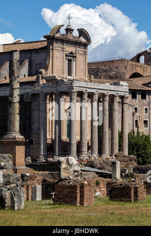 Tempel des Antoninus und Faustina auf dem Forum Romanum in Rom, Italien. Als eine katholische Kirche, die Chiesa di San Lorenzo in Miranda oder einfach angepasst Stockfoto