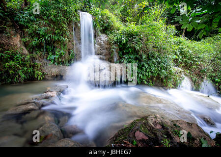 Langzeitbelichtung Schuss von Hieu Wasserfall in Thanh Hoa Provinz von Viet Nam Stockfoto