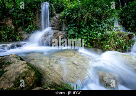 Langzeitbelichtung Schuss von Hieu Wasserfall in Thanh Hoa Provinz von Viet Nam Stockfoto