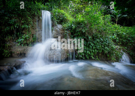 Langzeitbelichtung Schuss von Hieu Wasserfall in Thanh Hoa Provinz von Viet Nam Stockfoto