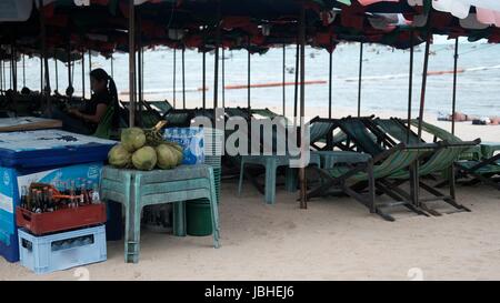 Frische Kokosmilch trinken Anbieter an der Beach Road in Pattaya Thailand auf den Golf von Thailand Stockfoto