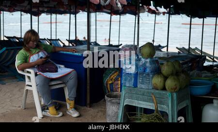 Frische Kokosmilch trinken Anbieter an der Beach Road in Pattaya Thailand auf den Golf von Thailand Stockfoto