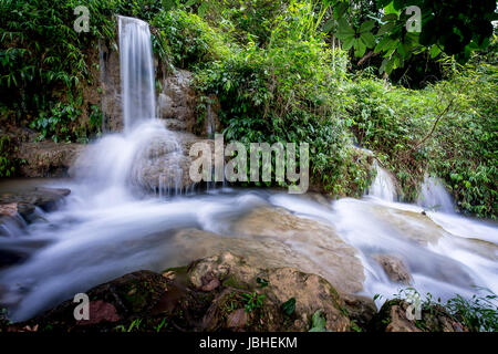 Langzeitbelichtung Schuss von Hieu Wasserfall in Thanh Hoa Provinz von Viet Nam Stockfoto