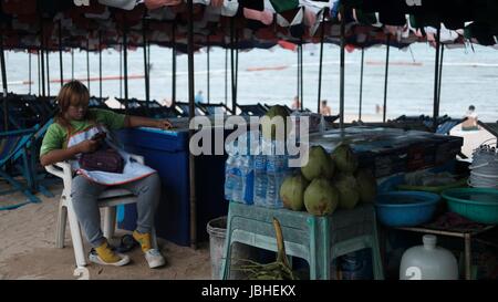 Frische Kokosmilch trinken Anbieter an der Beach Road in Pattaya Thailand auf den Golf von Thailand Stockfoto