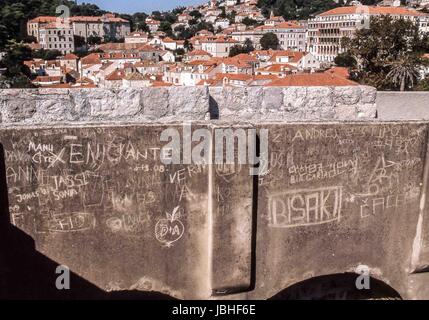 5. Oktober 2004 - Dubrovnik-Neretva County, Kroatien - entstellende Graffitis an den Wänden von der historischen Altstadt von Dubrovnik von Reisenden und Touristen. An der Adria im Süden Kroatiens ist Dubrovnik ein UNESCO-Weltkulturerbe und ein Top-Reiseziel. Bildnachweis: Arnold Drapkin/ZUMA Draht/Alamy Live-Nachrichten Stockfoto