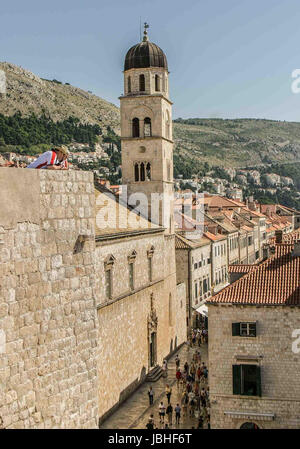 5. Oktober 2004 - Dubrovnik-Neretva County, Kroatien - Touristen zu Fuß entlang der Stradun (oder Placa), Hauptstraße der Altstadt von Dubrovnik, vorbei an den mittelalterlichen Turm der Franziskanerkirche und Kloster. An der Adria im Süden Kroatiens ist Dubrovnik ein UNESCO-Weltkulturerbe und ein Top-Reiseziel. Bildnachweis: Arnold Drapkin/ZUMA Draht/Alamy Live-Nachrichten Stockfoto