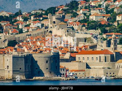 5. Oktober 2004 - Dubrovnik-Neretva County, Kroatien - die historische Altstadt von Dubrovnik, umgeben mit massiven mittelalterlichen Steinmauern. An der Adria im Süden Kroatiens ist es ein UNESCO-Weltkulturerbe und ein Top-Reiseziel. Bildnachweis: Arnold Drapkin/ZUMA Draht/Alamy Live-Nachrichten Stockfoto