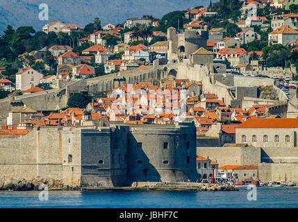 5. Oktober 2004 - Dubrovnik-Neretva County, Kroatien - die historische Altstadt von Dubrovnik, umgeben mit massiven mittelalterlichen Steinmauern. An der Adria im Süden Kroatiens ist es ein UNESCO-Weltkulturerbe und ein Top-Reiseziel. Bildnachweis: Arnold Drapkin/ZUMA Draht/Alamy Live-Nachrichten Stockfoto